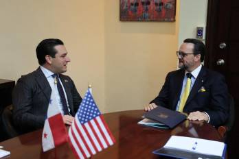 El embajador de Estados Unidos en Panamá, Kevin Cabrera (iz) se reunió con el ministro de Comercio e Industrias, Julio Moltó (de).