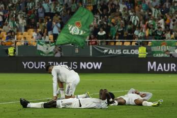 Los jugadores del Real Madrid tras encajar el gol que ha significado el empate final del encuentro.