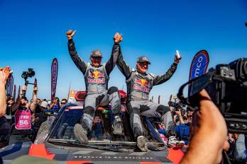 Carlos Sainz y Lucas celebran su victoria en el Dakar 2024. EFE/EPA/Gerard Laurenssen