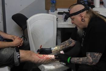 Una persona se tatúa durante la sexta versión de la 'Art Tattoo Bolivia Convention 2024'.