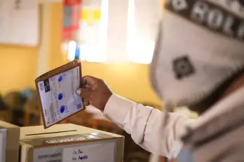 Un hombre deposita su voto durante la jornada de elecciones regionales de Bolivia.