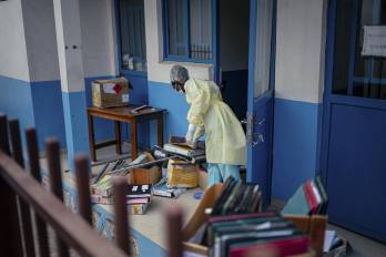 Personal del Hospital CBCA Virunga prepara habitaciones destinadas a posibles casos sospechosos de ébola tras los anuncios oficiales en Goma.