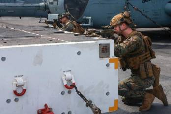 Marines durante una simulación en la cubierta del navío de ataque anfibio USS Iwo Jima.