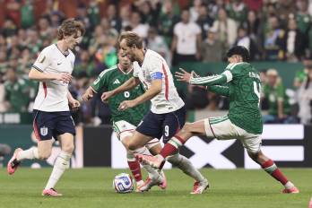 Edson Álvarez (d) de México disputa el balón con Harry Kane (c),