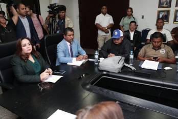 La reunión, que está encabezada por Francisco Smith, secretario general del Sitraibana, y la diputada presidenta de la Asamblea Nacional, Dana Castañeda.