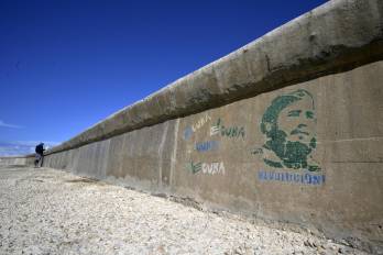 Los 10 panameños fueron detenidos en la zona de embarque del aeropuerto habanero, tras haber sido vigilados durante su estancia en la isla.