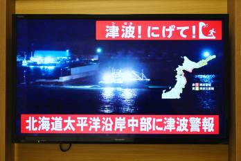 Se emite una alerta de tsunami mientras en una televisión en Sapporo, en la prefectura de Hokkaido, al norte de Japón, se muestra en directo la imagen de un barco saliendo de un puerto costero el 8 de diciembre de 2025.