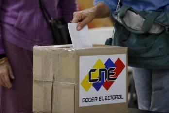 Una ciudadana venezolana vota en las elecciones presidenciales. Foto de archivo.