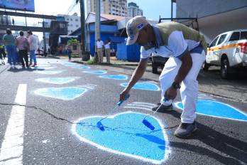 Los asistentes participaron en la tradicional jornada de “Corazones azules” en el lugar del accidente.