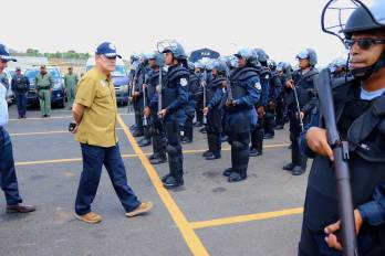 El ministro de Seguridad Pública, Frank Alexis Abrego, durante una visita a sedes policiales.