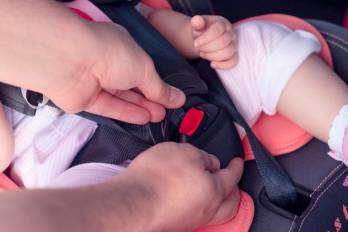 Los bebés de 0 a 2 años deben usar la silla orientada en sentido contrario a la marcha.