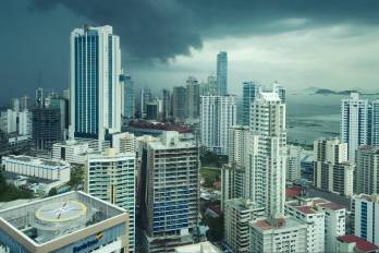 Cielo nublado en la ciudad de Panamá.