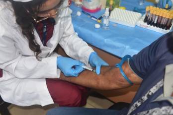 La toma de sangre sigue siendo clave para el diagnóstico oportuno del VIH.