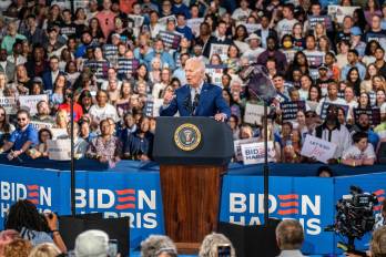 El presidente estadounidense, Joe Biden, se volcó el sábado en una maratón de recaudación de fondos con el objetivo de tranquilizar a los donantes demócratas.