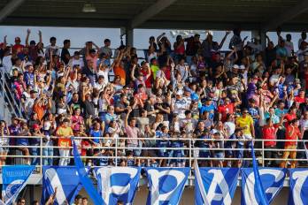 Aficionados viendo el partido entre el Veraguas United y el CAI en el Complejo Deportivo de Atalaya.
