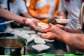Voluntarios dan comida a personas que carecen de alimentos. El hambre está amenazando de manera creciente la vida de millones de personas en todo el mundo.