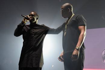 Jay Z (L) y Sean “Diddy” Combs, también conocido como Puff Daddy, actúan en el escenario durante la gira Puff Daddy and The Family Bad Boy Reunion presentada por Ciroc Vodka y Live Nation en el Barclays Center el 20 de mayo de 2016. en la ciudad de Nueva York.