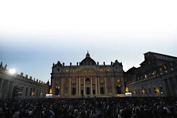 Una vista general muestra a la multitud frente a la basílica de San Pedro por la noche, durante el cónclave para elegir a un nuevo papa, el 7 de mayo de 2025.