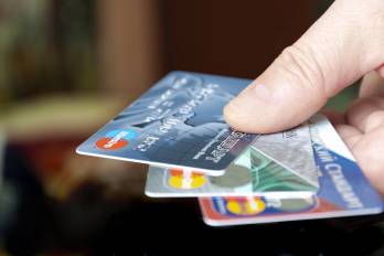 Crece el uso del dinero plástico en Panamá: las tarjetas con las tasas más caras y más baratas del mercado
