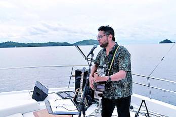 El artista y compositor se enganchó a la música desde los cinco años de edad, gracias a su padre.
