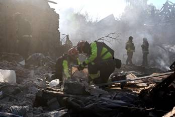 Equipos de rescate trabajan en casas particulares destruidas tras un ataque aéreo ruso.