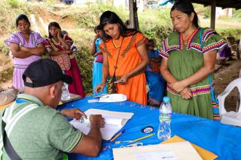 Personas registrándose para ayudas sociales con el Ministerio de Desarrollo Social.