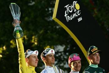 Los ganadores del Tour de Francia 2026 (de izquierda a derecha) Tadej Pogacar (tiene el tofeo en lo alto), Richard Carapaz , Mads Pedersen e Isaac Del Toro (ganador al mejor joven), durante la premiación de ayer.