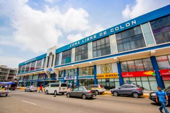 La Zona de Libre de Colón, ubicada en la entrada Caribe del Canal de Panamá, es un importante motor económico.