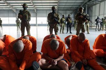 Fotografía tomada de la cuenta en X @DanielNoboaOk del presidente de Ecuador, Daniel Noboa, de presos durante su traslado a una prisión de máxima seguridad