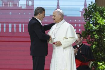 El papa León XIV saluda al actor Antonio Banderas tras su intervención en el encuentro 'Tejer redes con el mundo de la cultura, la educación, la empresa y el deporte’, este domingo en Madrid.