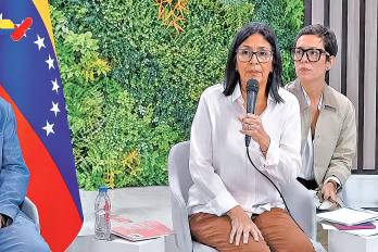 El acto encabezado por Delcy Rodríguez con brigadistas internacionales generó cuestionamientos por interrumpir temporalmente las labores de rescate.