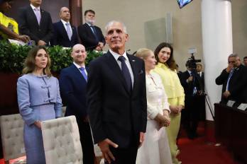 Nasry Asfura (c) asiste a su investidura como presidente de Honduras, Nasry Asfura, este martes, en la sede del Congreso en Tegucigalpa (Honduras). EFE/ STR