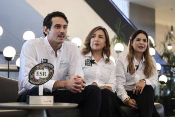 La directora general de Biofarma Natural CMD, Claudia Selene Chávez (c), el gerente de Desarrollo de Negocios de Biofarma Natural CMD, Juan Pedro Luna (i) y la gerente de Mercadotecnia y Nuevos Negocios, Natalia Gamboa (d), participan en una entrevista con EFE este martes, en Ciudad de México (México).