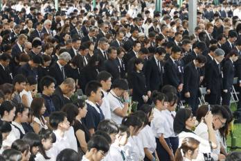 Los asistentes observan un minuto de silencio durante la Ceremonia Conmemorativa de la Paz en el 80 aniversario del bombardeo atómico de Hiroshima en el Parque Conmemorativo de la Paz en Hiroshima, Japón, el 6 de agosto de 2025. EFE/EPA/FRANCK ROBICHON