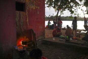 Fotografía del 7 de marzo de 2025 de migrantes venezolanos esperando para abordar un barco que los lleve a la frontera con Colombia desde el puerto de Miramar en Colón.