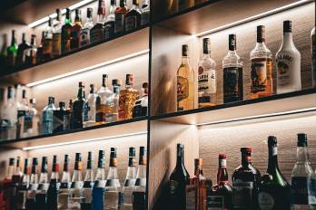 La industria de bebidas en Panamá en 2025 se vio impactada por la caída simultánea en la producción de bebidas alcohólicas y gaseosas.