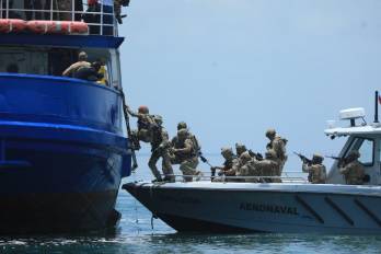 Equipos especiales ejecutan un simulacro de asalto marítimo durante Panamax 2026.