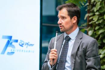 Director general de Pfizer México, Juan Luis Morell, hablando en Ciudad de México.