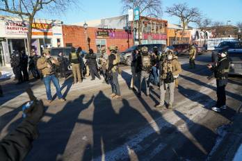 Manifestantes se reúnen después de que agentes del ICE dispararan varias veces a una persona mientras intentaban detenerla en Minneapolis.