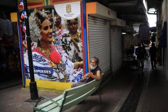 Una persona descansa en la bajada de Salsipuedes este miércoles, en la avenida Central en Ciudad de Panamá. |