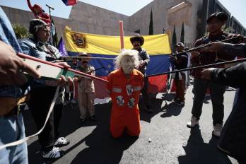 Manifestantes se concentraron junto al edificio de la nueva embajada de Estados Unidos en México para simular la detención del presidente, Donald Trump.
