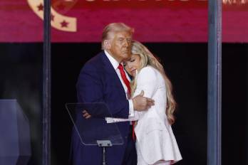 El presidente estadounidense Donald Trump (i) abraza a Erika Kirk (d), la viuda de Charlie Kirk un homenaje al difunto en el estadio State Farm de Glendale, Arizona, Estados Unidos.