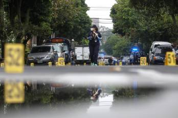 Un integrante del Ministerio Público custodia la zona donde se registró un ataque armado este miércoles, en Ciudad de Guatemala (Guatemala). EFE/ Mariano Macz
