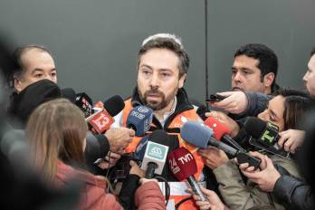 Fotografía cedida del gerente general de la división El Teniente, Andrés Music, hablando en rueda de prensa este 1 de agosto de 2025, en Rancagua.