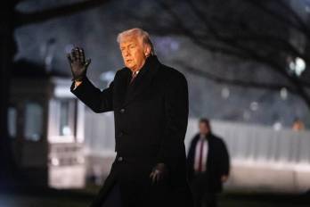 El presidente de Estados Unidos, Donald Trump, camina por el jardín sur de la Casa Blanca tras desembarcar del Marine One en Washington, D.. C. el 22 de enero de 2026.