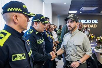 Fotografía cedida por la Presidencia de Colombia que muestra al mandatario, Abelardo de la Espriella (c), saludando a integrantes de la Policía Nacional de Colombia durante un Consejo de Seguridad el pasado viernes en Santa Marta (Colombia).