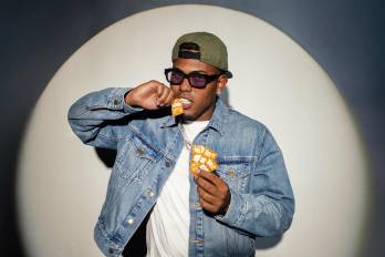 Myke Towers y Taco Bell anunciaron la segunda fase de su colaboración, que incluye dos componentes principales: la intervención de los icónicos sobres de salsa con mensajes inspiracionales y el lanzamiento de una colección ultra limitada de gafas de sol.