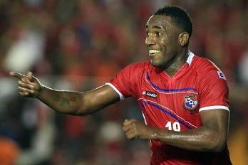 Luis Tejada vistiendo la camiseta de la selección de Panamá.
