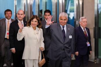 El presidente llegó acompañado de la primera dama Maricel Cohen de Mulino.