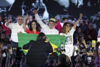 El presidente de Brasil, Luiz Inácio Lula da Silva,y su esposa, Rosângela 'Janja' da Silva (d), el vice de Brasil Geraldo Alckmin y su esposa Lu Alckmin (2i), participan en la convención nacional del Partido de los Trabajadores de Brasil (PT) este domingo, en Sao Paulo (Brasil). EFE/ Sebastiao Moreira